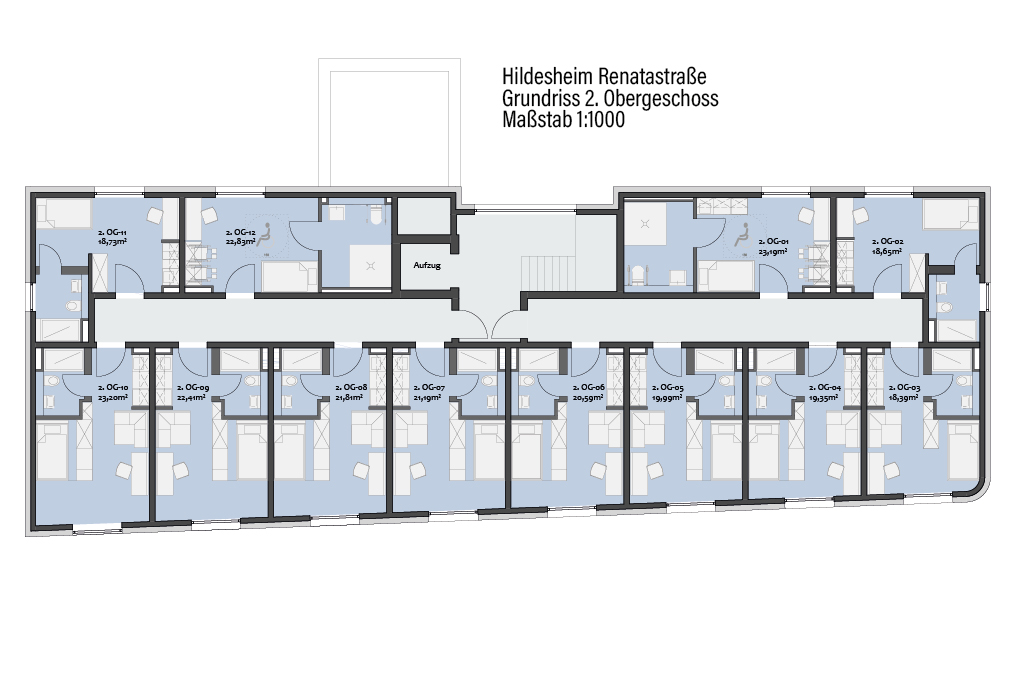 Grundriss des zweiten Stocks in der Hildesheimer Renatastraße, der mehrere Zimmer mit Betten, Schreibtischen und Badezimmern zeigt, die entlang zweier Hauptflure angeordnet sind, die in deutscher Sprache beschriftet sind, mit einem zentralen Treppenhaus und einem Aufzug. Maßstab 1:100.