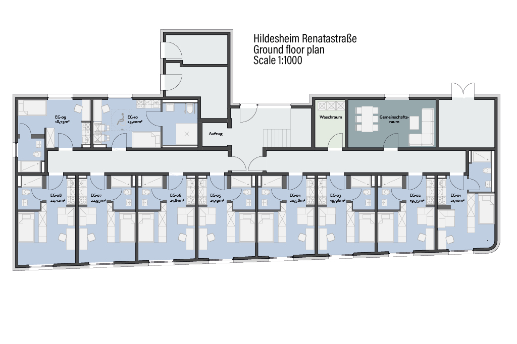 Ein detaillierter Grundriss des Erdgeschosses eines Gebäudes in der Renatastraße in Hildesheim, der die einzelnen Räume, die Gemeinschaftsküche, die Waschküche und die Gemeinschaftsbäder zeigt, wobei Türen und Flure beschriftet sind. Der Grundriss ist im Maßstab 1:1000 gezeichnet.
