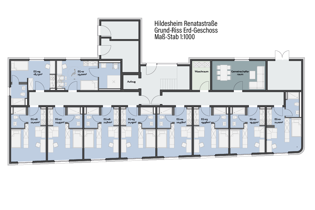 Grundriss des Erdgeschosses eines Gebäudes in der Renatastraße in Hildesheim, auf dem mehrere beschriftete Räume zu sehen sind, darunter Schlafzimmer, Badezimmer, eine Gemeinschaftsküche, ein Essbereich, ein Aufzug und eine Waschküche, wobei Türen und Möbel eingezeichnet sind.